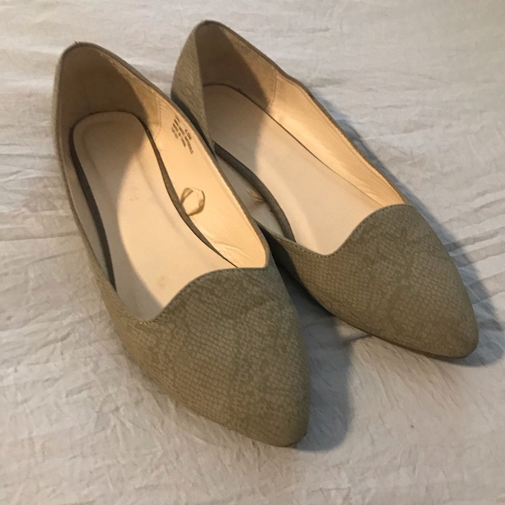 Women’s flats